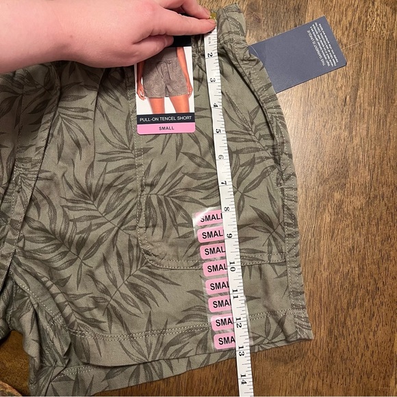 NWT Gap Pull On Tencel Shorts Olive Green Leaf Print Shorts Women’s Small - Picture 4 of 9